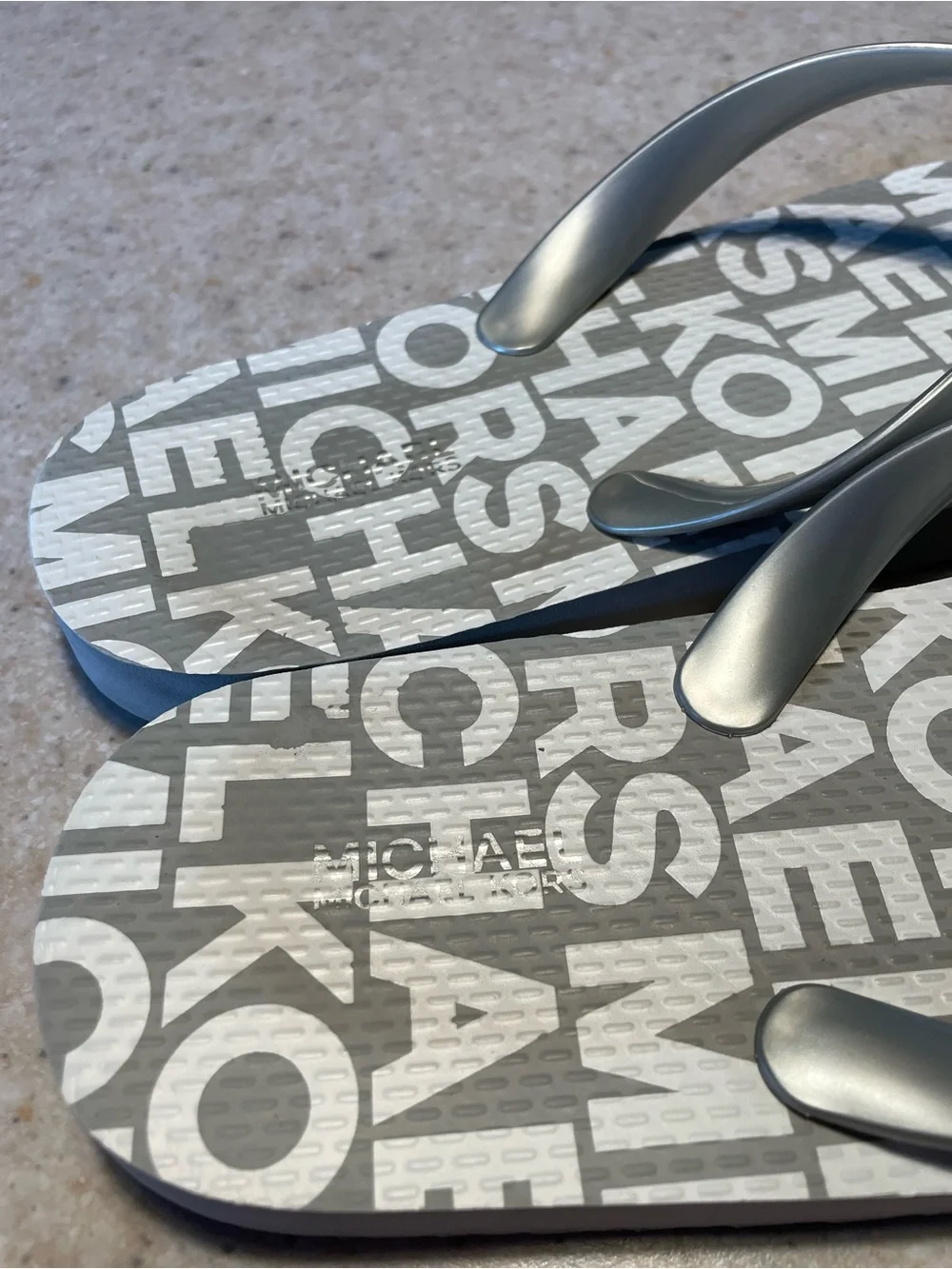 MICHAEL KORS MK Logo Medallian Flip Flop Sandals Gray Silver Metallic Size 8